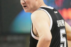 荷甲赛程吃紧，广东宏远赛前门线救险，球迷炸锅，资深球员宣示担当的简单介绍